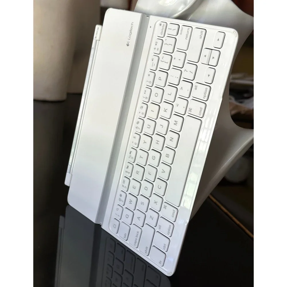 White Logitech Ultrathin Bluetooth Keyboard Tablet Cover Low Profile iPad 2/3/4
